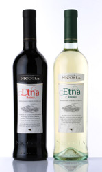 NUOVE BOTTIGLIE PERSONALIZZATE PER L�ETNA BIANCO E L�ETNA ROSSO DI CANTINE NICOSIA